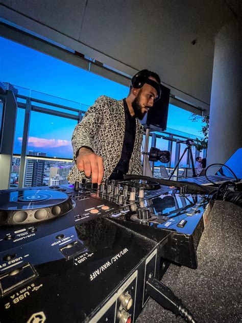 DJ .